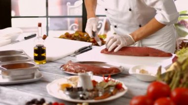 Adam et bıçakla keser..