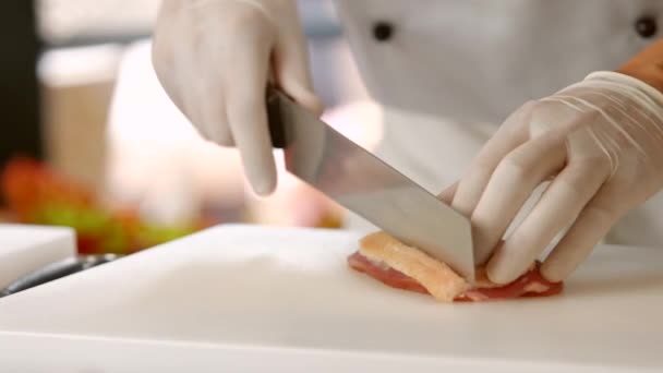 Cuchillo haciendo cortes en la carne . — Vídeo de stock