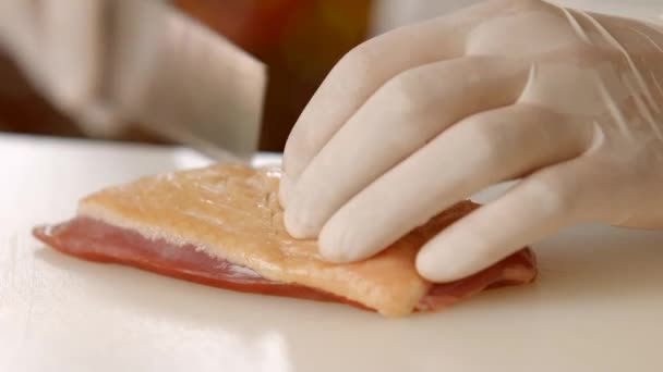 Couteau fait des coupes sur la viande . — Video