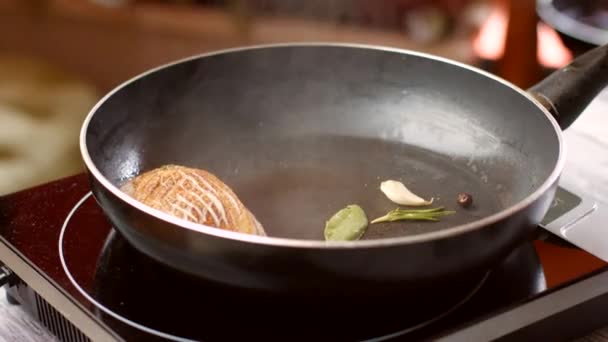 poêle à frire avec viande.