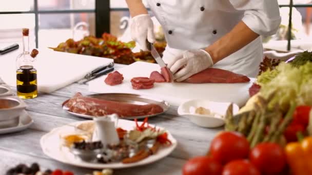 Hombre cortando carne con cuchillo . — Vídeo de stock