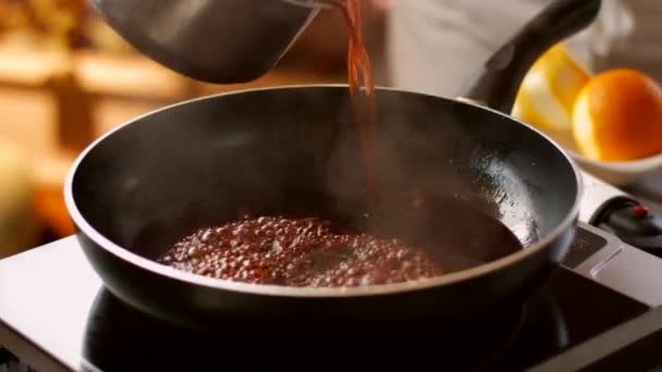 Liquide foncé bouillant sur la casserole . — Video