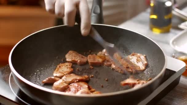 Kött med peppar på pan. — Stockvideo