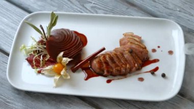 Otlar ile et parçaları.