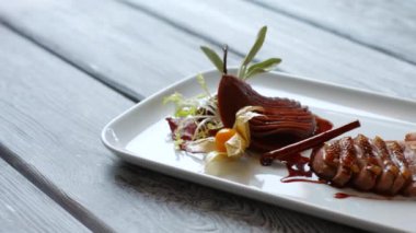 Beyaz plaka üzerinde pişmiş et.