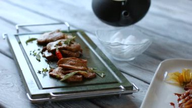 Et koyu yeşil tepsi.