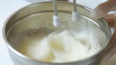 Elektrikli karıştırıcı yumurta yendi.