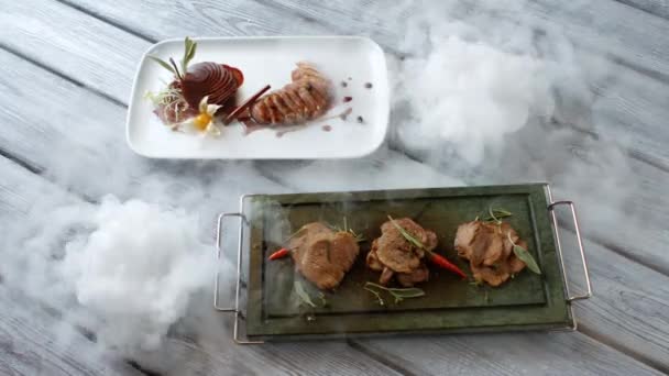 Gekochtes Fleisch mit Kräutern. — Stockvideo