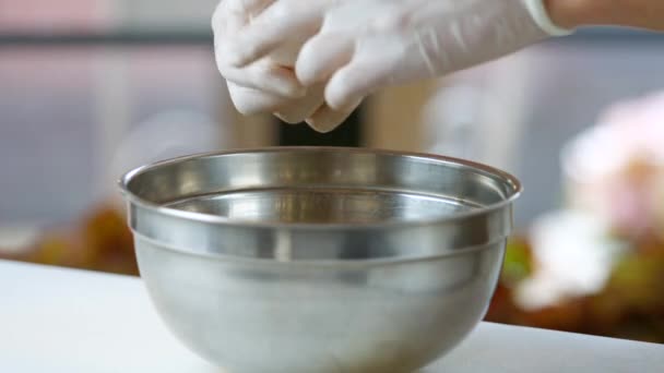 Hands breaking an egg. — Stock Video