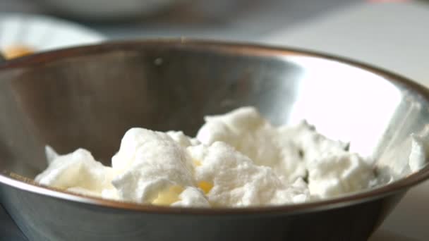 Les noix hachées tombent sur la meringue . — Video