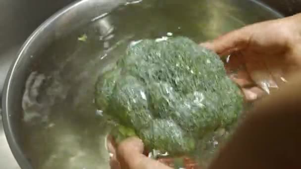 Mans lavage des mains brocoli . — Video