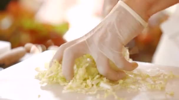 Рука бере подрібнену китайську капусту . — стокове відео