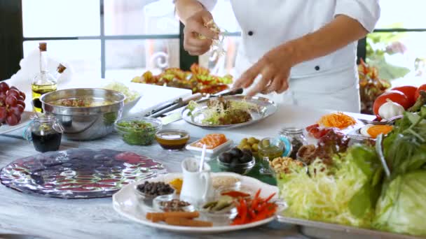 Handen maken snel salade. — Stockvideo