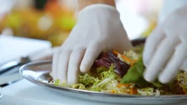 Ellerinde eldiven salata karıştırma.