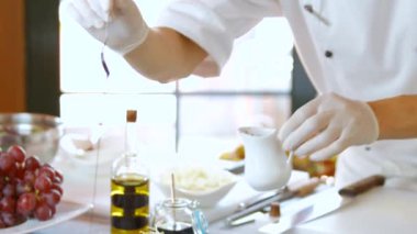 Kaşık dökme sıvı salata.