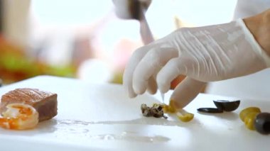 Eli bıçaklı zeytin keser.