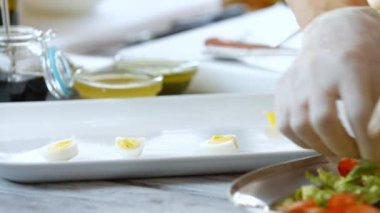 Eller yumurta tabağa koy..