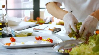 Ellerini salata tabağına koy..