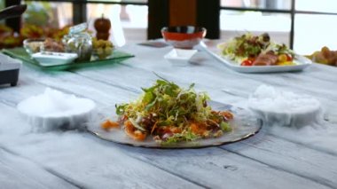 Salata tabağı ve kuru buz.