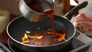 Kırmızı sıvı tavaya dökülür.