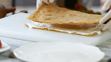 Eller krem üzerine shortcake koymak.