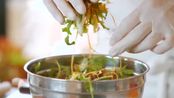 Руки смешивают салат . — стоковое видео