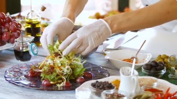 Handen toevoegen kruiden aan salade. — Stockvideo