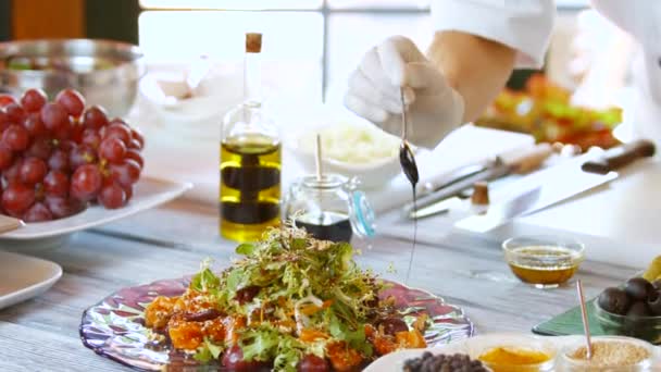 Lžíce nalévá omáčka na salát. — Stock video