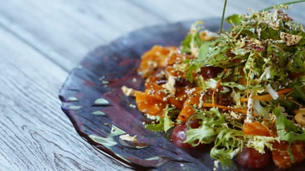 Ensalada con pescado y verduras . — Vídeos de Stock