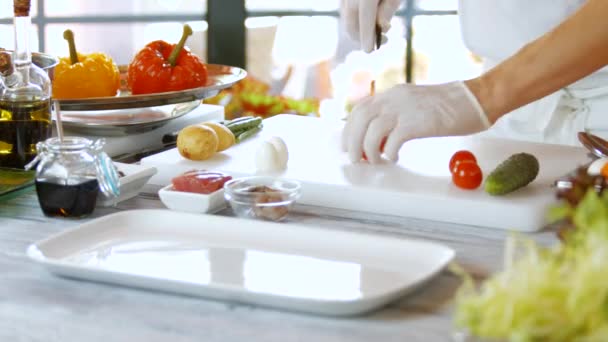 Μαχαίρι κόβει γρήγορα ντομάτες. — Αρχείο Βίντεο