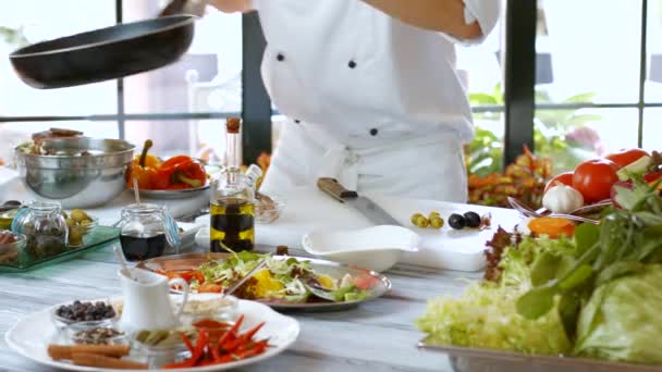 Main met de la viande sur la casserole .