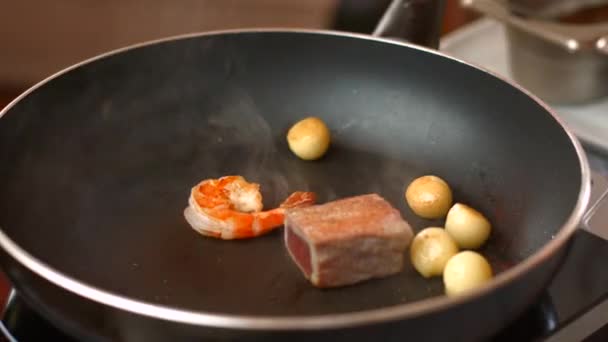 Touches main crevettes sur la casserole .