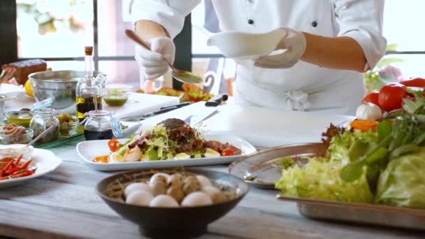 Verser le liquide sur la salade .