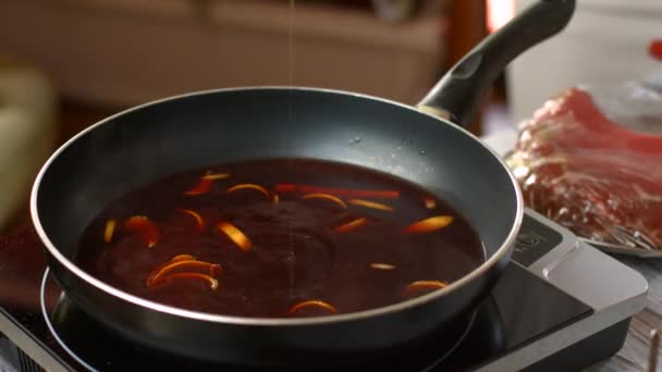勺子在平底锅上混合液体. — 图库视频影像