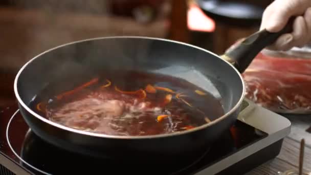 液体在煎锅上煮沸. — 图库视频影像