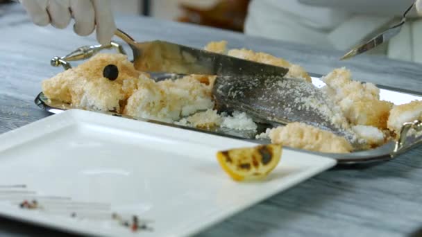 Spatula cuts skin of fish. — Stock Video