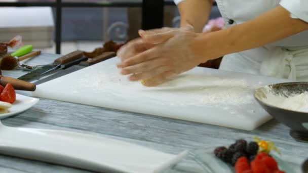 Mans hands roll out dough. — Stock Video