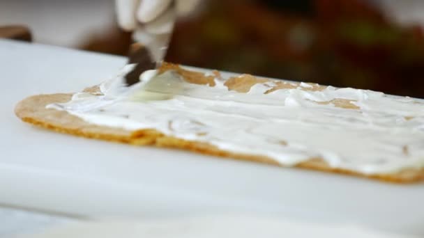 Spatola che mette la crema a torta di pasta frolla . — Video Stock