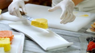 Tabakta pasta koyan eller.