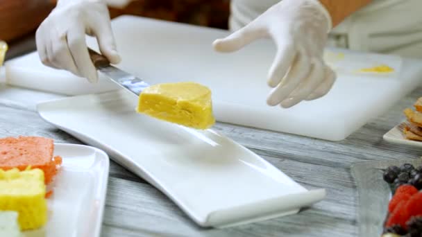 Mains mettant du gâteau sur l'assiette . — Video