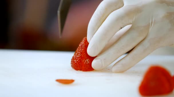 Mano con coltello taglio fragola . — Video Stock