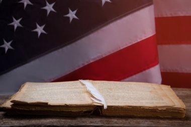 Açık kitap üzerinde tüy.