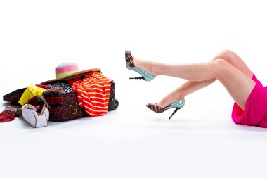 Kadının bacakları ve doldurulmuş bavul.