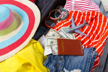 Kıyafetlerüzerinde dolar olan pasaport.