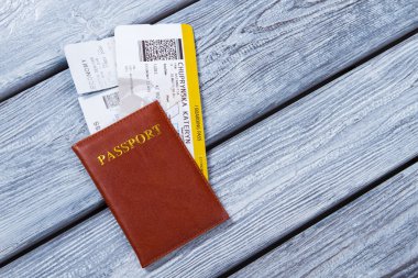 Biletlerde kahverengi pasaport.