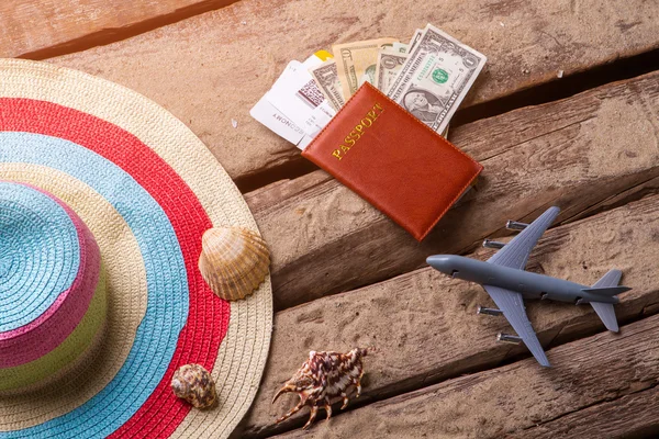 Beach hat and passport. — Stock Photo, Image