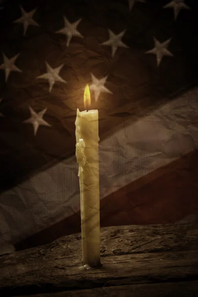 Svíčka a stará americká vlajka. — Stock fotografie