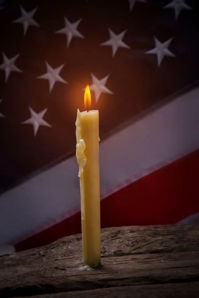 Hořící svíčku a americká vlajka. — Stock fotografie