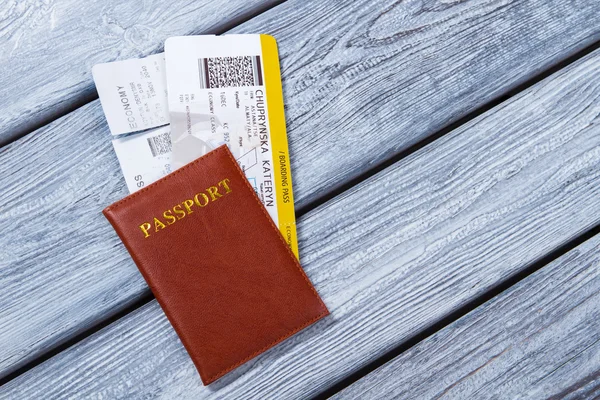 Passaporte castanho em bilhetes . — Fotografia de Stock