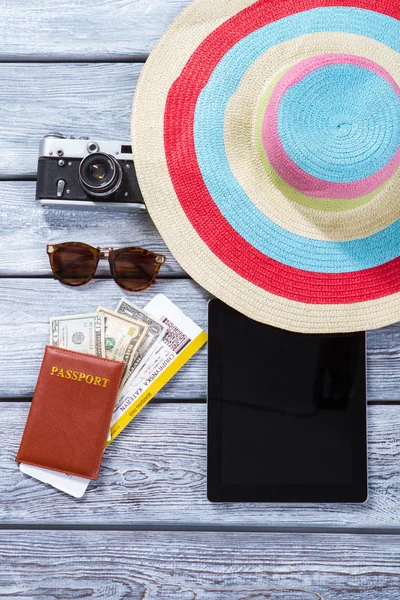 Passaporte e chapéu de praia listrado . — Fotografia de Stock
